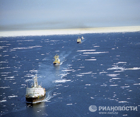 Караван судов на трассе Северного морского пути
